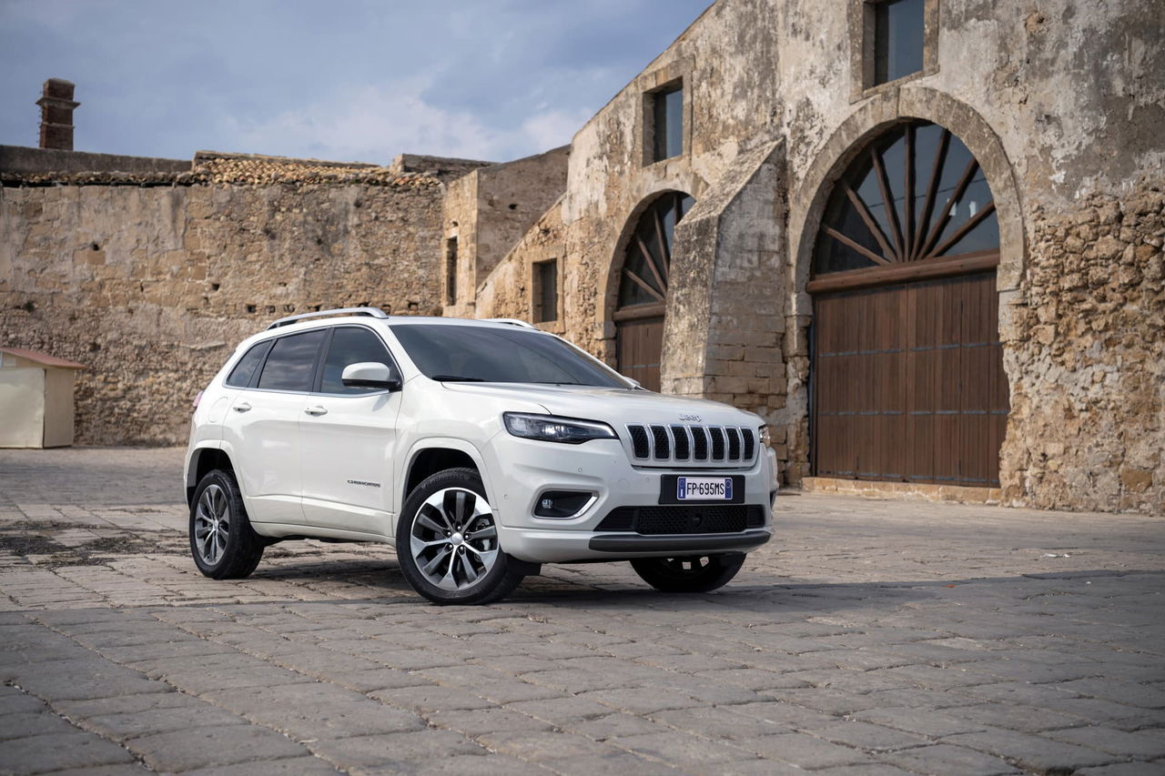 Vista lateral delantera del Jeep Cherokee, mostrando su robusto diseño.