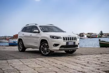 Vista lateral delantera del Jeep Cherokee, destacando su diseño robusto.