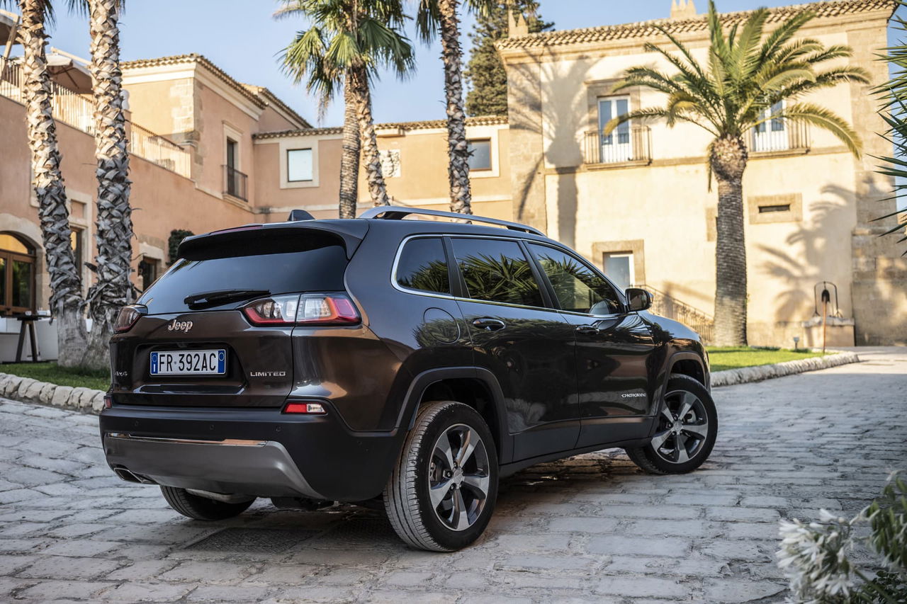 Vista trasera y lateral del Jeep Cherokee, destacando su diseño robusto y moderno.