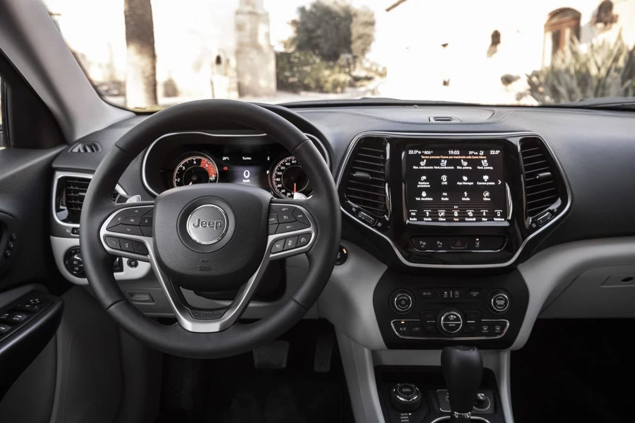 Volante multifuncional con instrumentación digital del Jeep Cherokee.