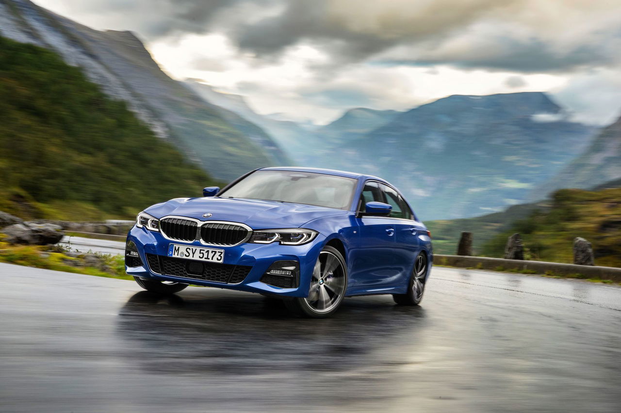 Vista dinámica del BMW Serie 3 avanzando por una carretera de montaña