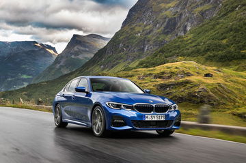 Vista dinámica del BMW Serie 3 circulando por carreteras de montaña