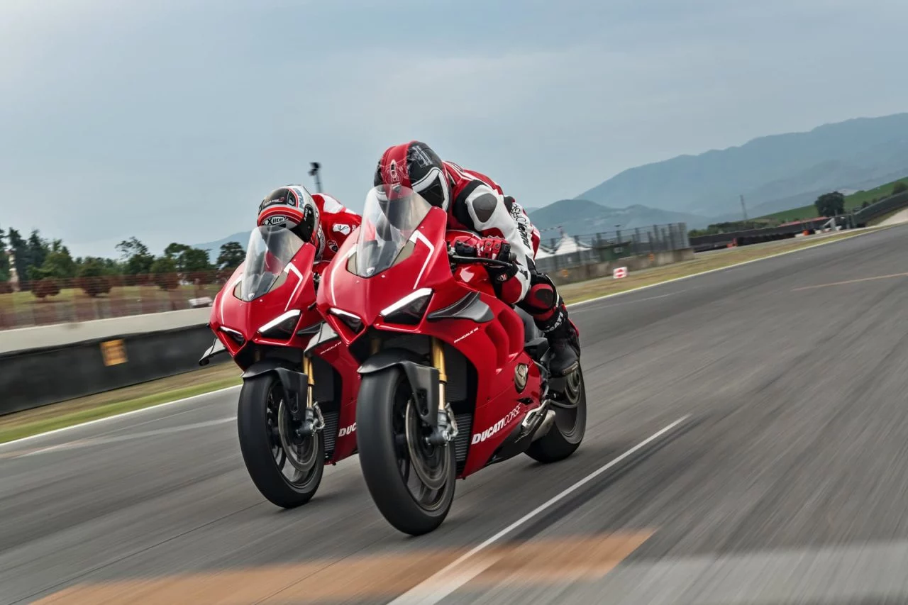 15 Ducati Panigale V4 R Action Uc69252 Mid