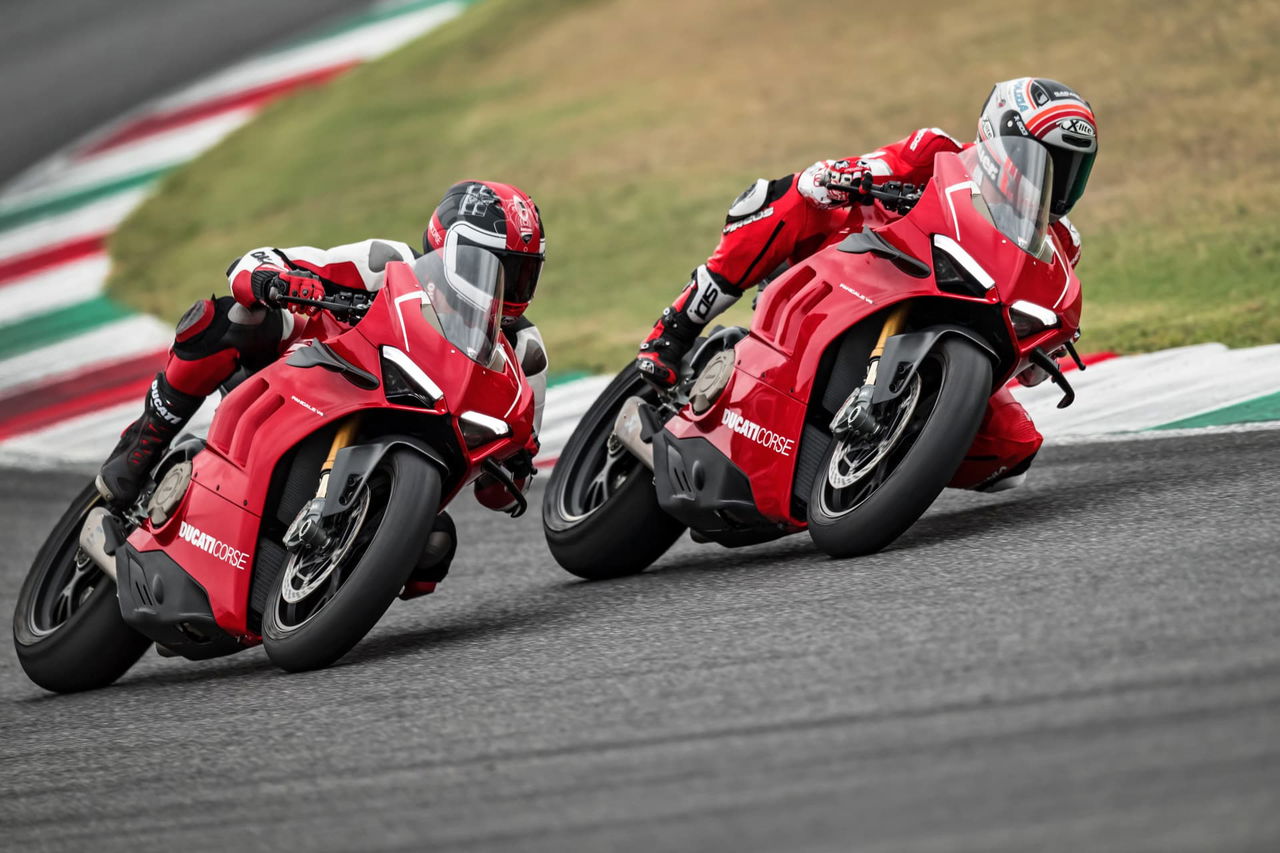 29 Ducati Panigale V4 R Action Uc69266 Mid