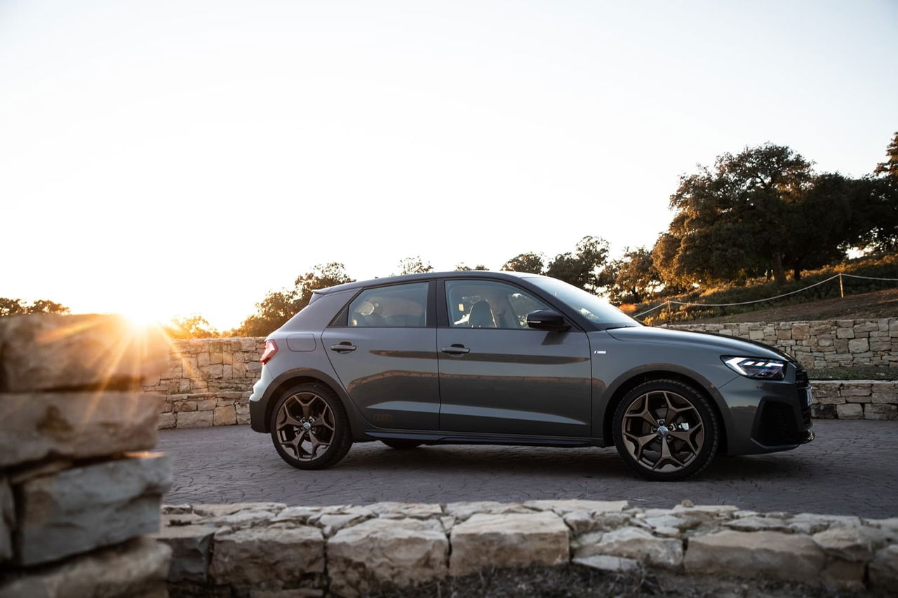 Audi A1 capturado en su perfil lateral con iluminación natural al atardecer