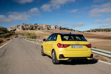 Vista dinámica del Audi A1 2019 mostrando su perfil trasero y lateral en movimiento.