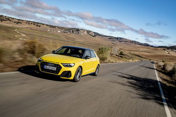 Vista dinámica del Audi A1 en carretera mostrando su estilizada silueta.