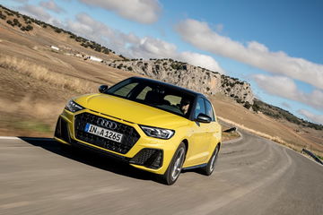 Vista dinámica del Audi A1 2019 mostrando su ágil perfil y frontal deportivo.