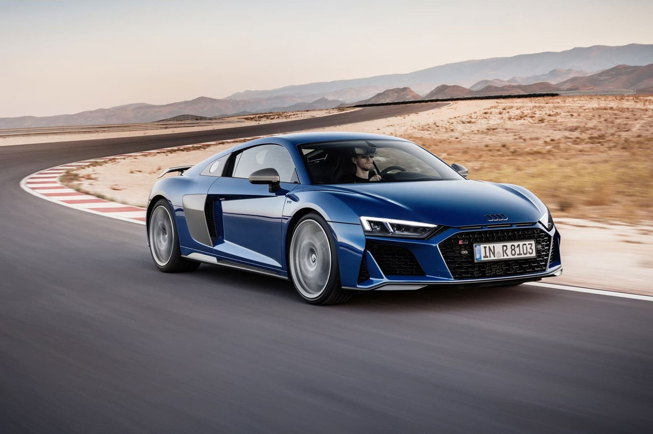 Audi R8 surcando una pista, mostrando su poderío y diseño aerodinámico.