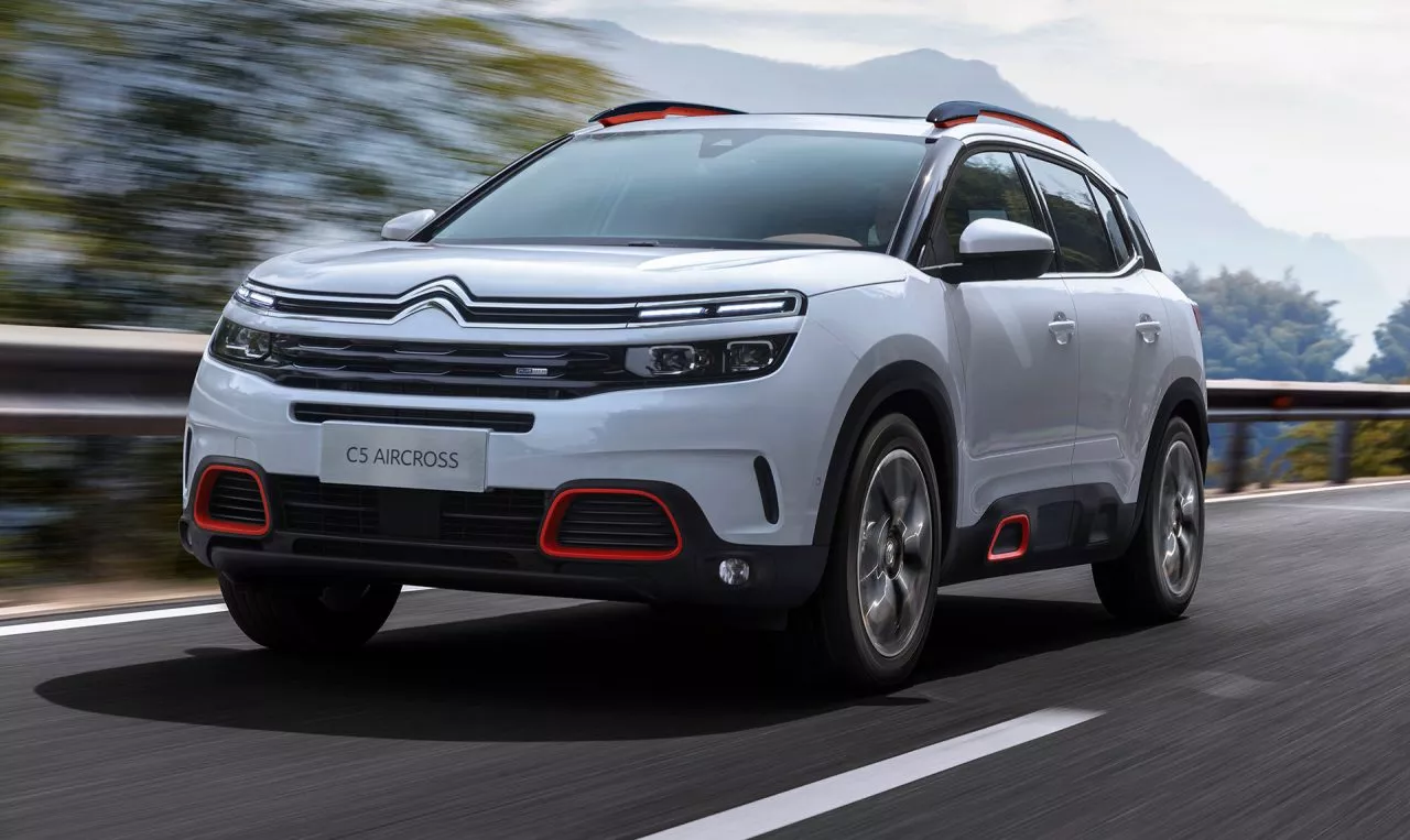 Vista dinámica del Citroën C5 Aircross, destacando su frontal y línea lateral.