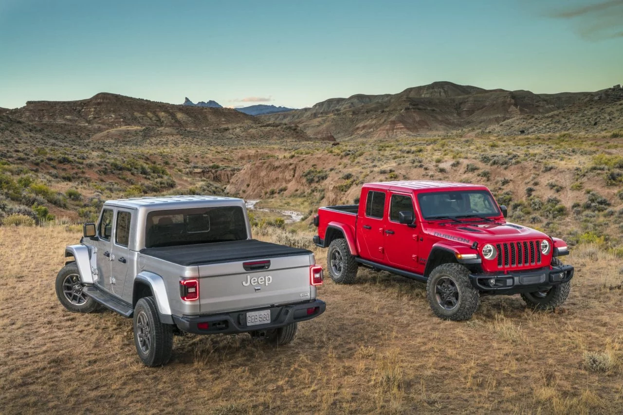 Dos Jeep Gladiator en escenario off-road, destacando su capacidad todoterreno.