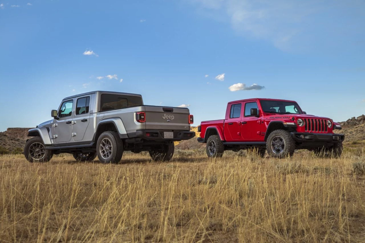 El Jeep Gladiator posa al lado de su hermano, el Wrangler, muestra su perfil robusto.