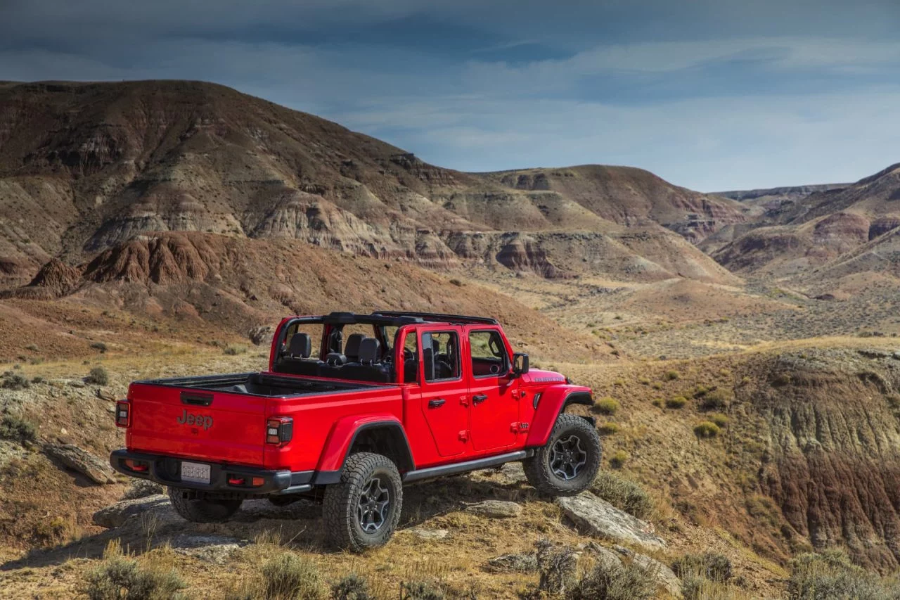 Vista lateral del Jeep Gladiator en un entorno de montaña, enfatizando su perfil robusto.