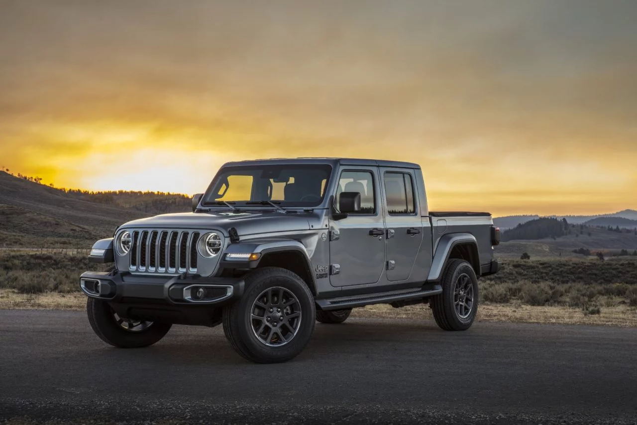 Vista lateral del Jeep Gladiator con un atardecer de fondo.