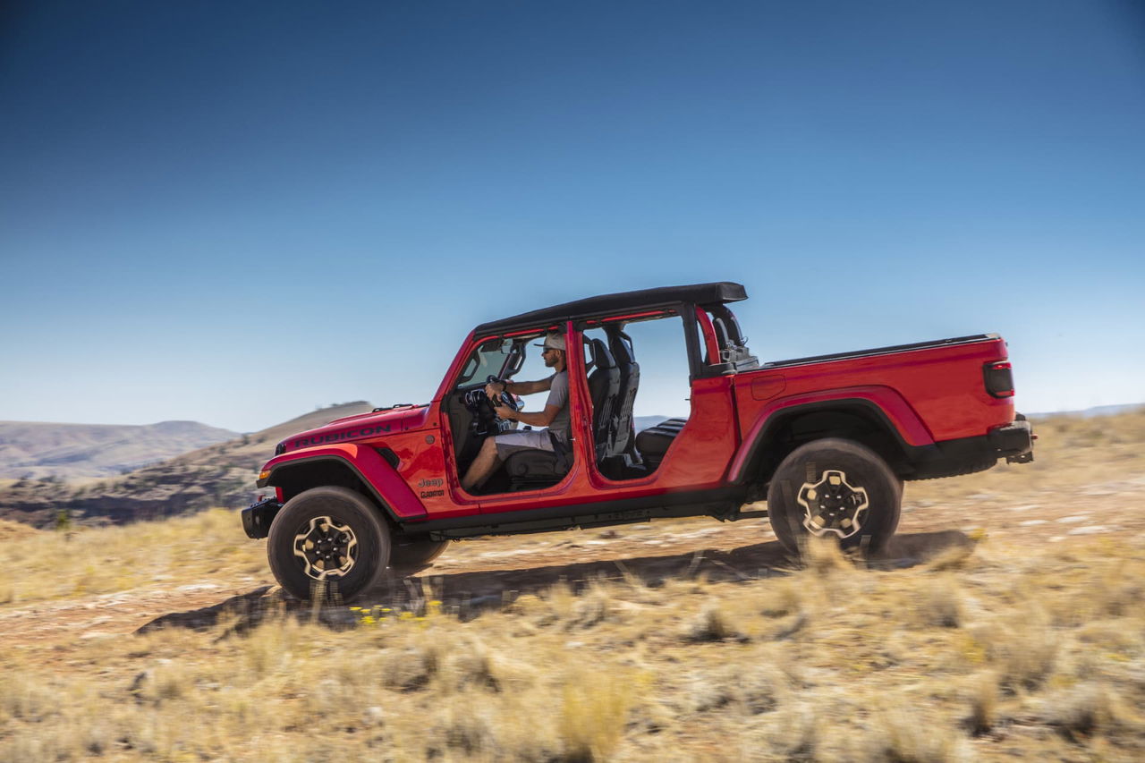 Vista lateral del Jeep Gladiator en un entorno natural mostrando su perfil aventurero.