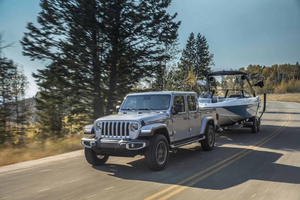 Perfil dinámico del Jeep Gladiator en entorno natural, destacando su línea lateral