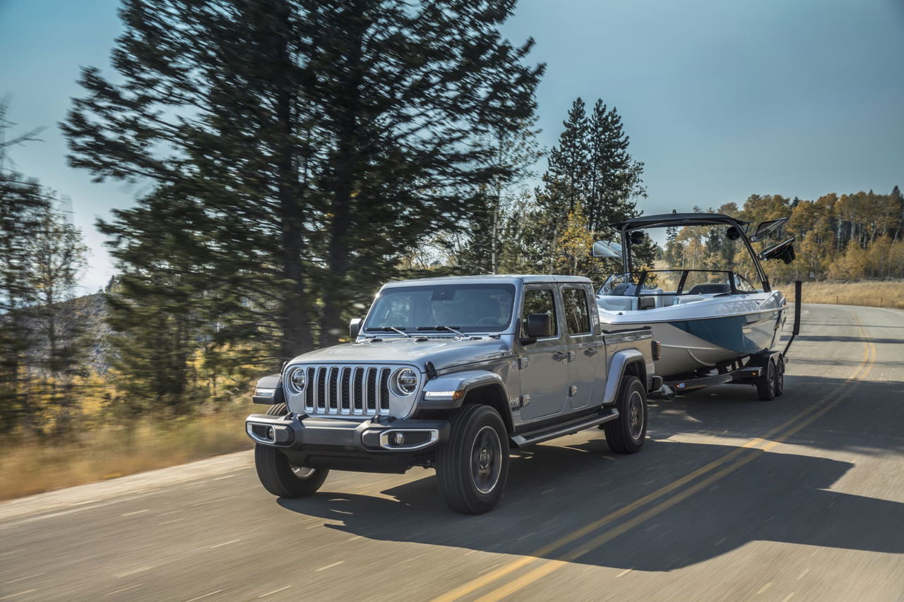 Perfil dinámico del Jeep Gladiator en entorno natural, destacando su línea lateral