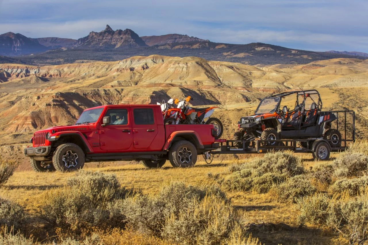 Jeep Gladiator avanzando por terreno abierto, demostrando su capacidad todoterreno.