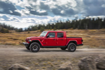 Vista lateral del Jeep Gladiator en un entorno natural de montaña.