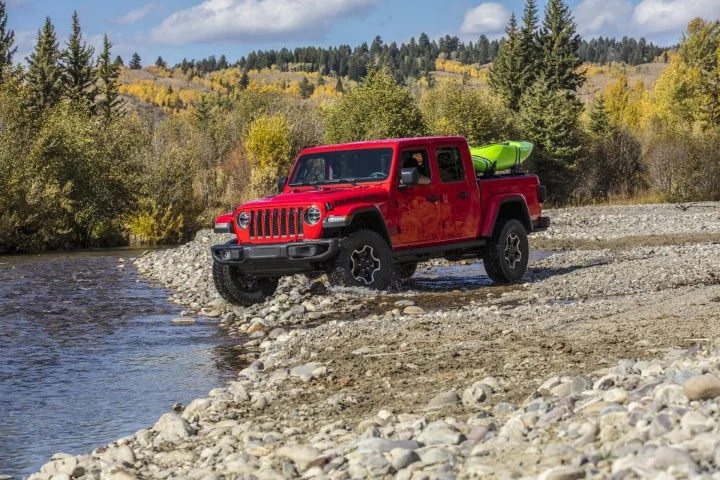 Jeep Gladiator mostrando su capacidad todoterreno en un entorno rocoso.