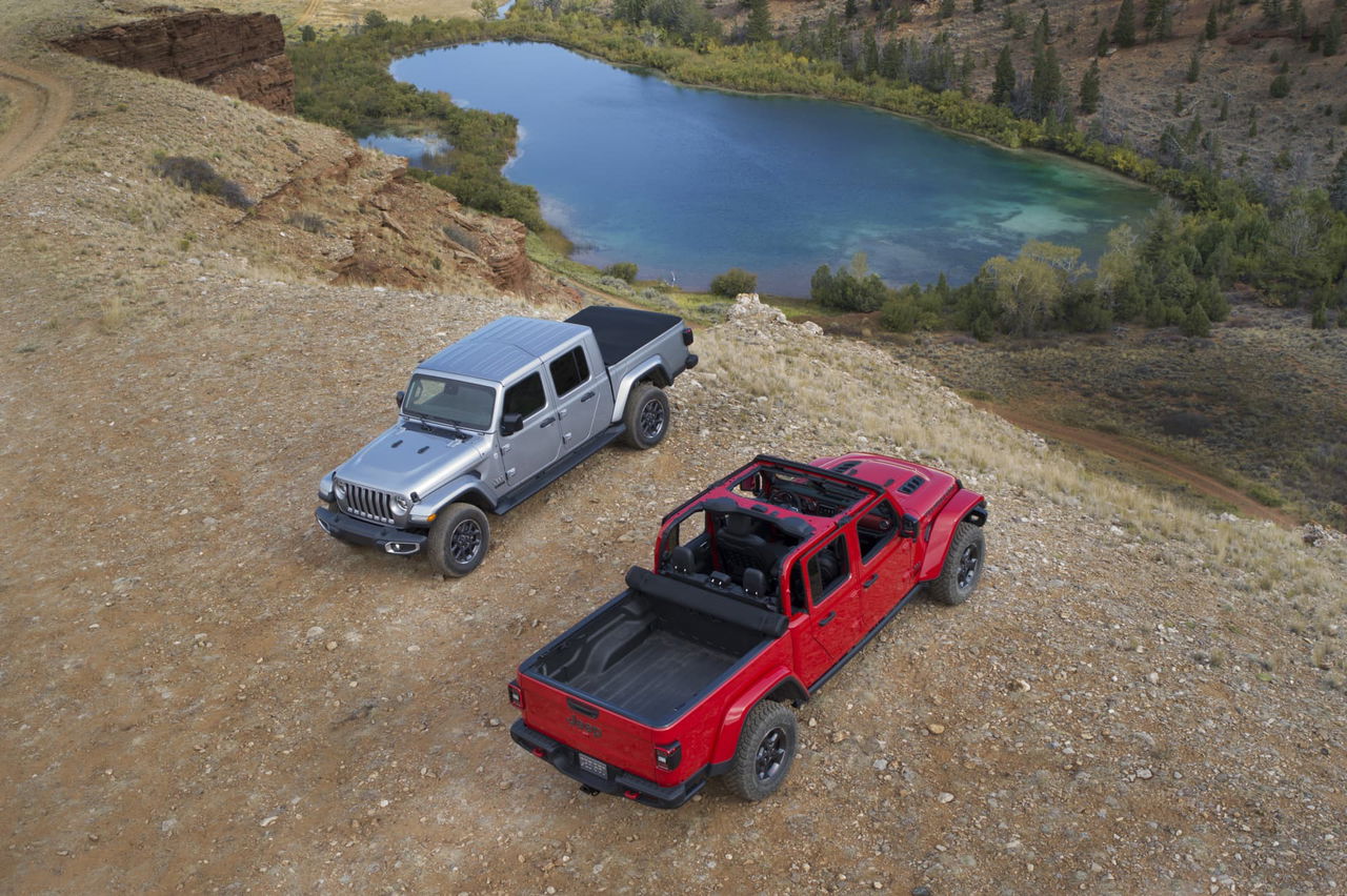 Jeep Gladiator mostrando su capacidad todoterreno en un entorno natural.