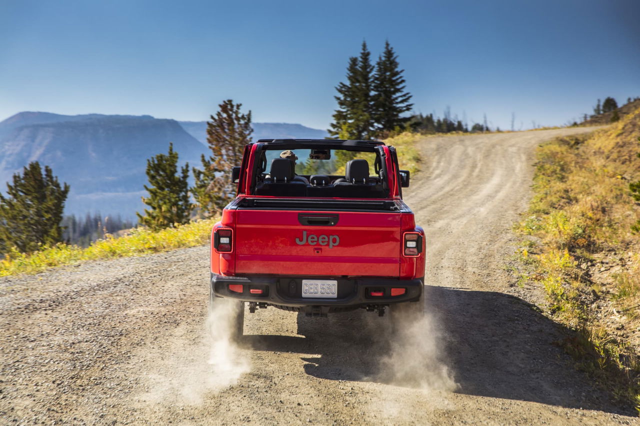 Vista lateral y trasera del Jeep Gladiator en entorno natural.