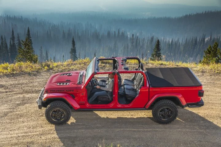 Vista lateral del Jeep Gladiator mostrando su diseño robusto y aventurero.