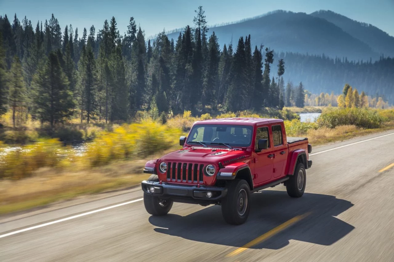 Vista dinámica del Jeep Gladiator rodando por carretera de montaña.