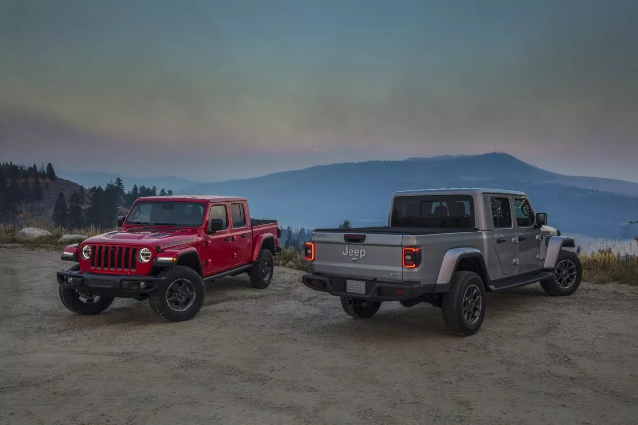 Vista lateral del Jeep Gladiator mostrando su perfil robusto y aventurero.