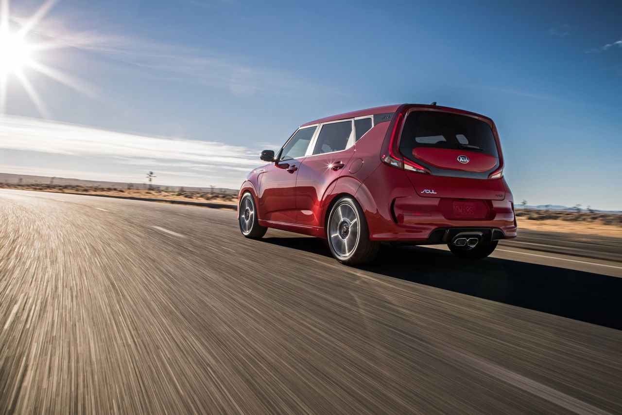 El Kia e-Soul muestra su diseño compacto y moderno en movimiento.