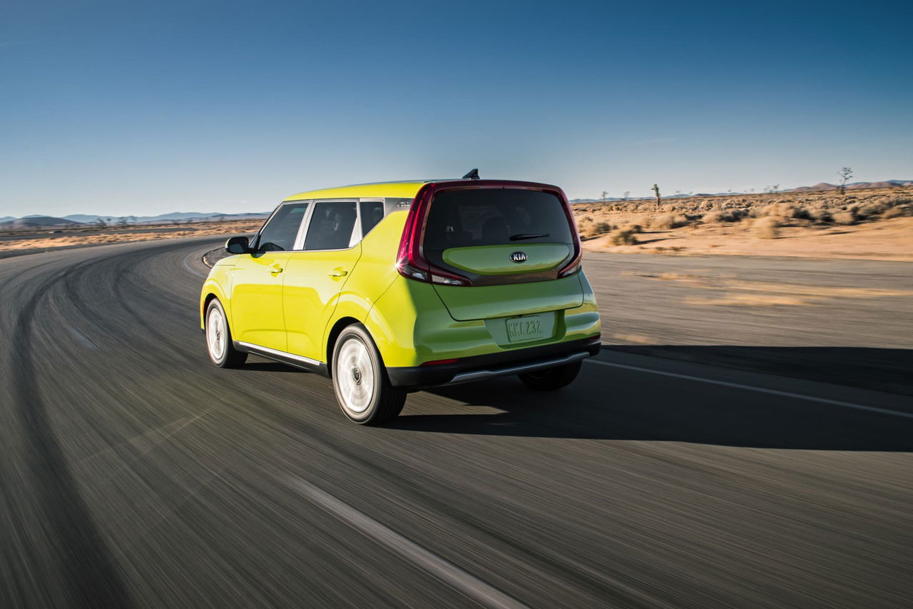 Vista dinámica lateral del Kia e-Soul en movimiento, resaltando su diseño futurista.