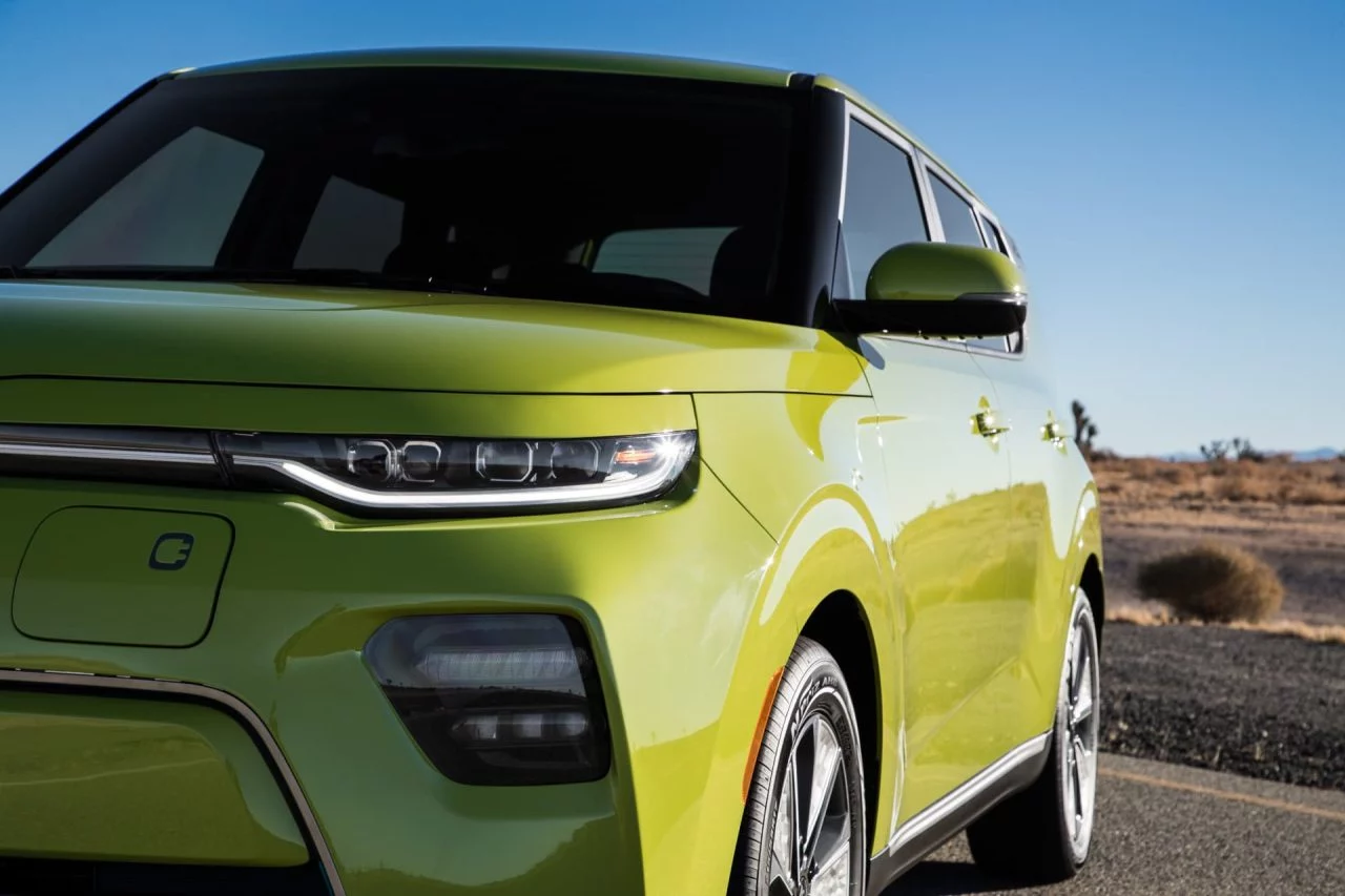 Vista dinámica del Kia e-Soul destacando su diseño lateral.