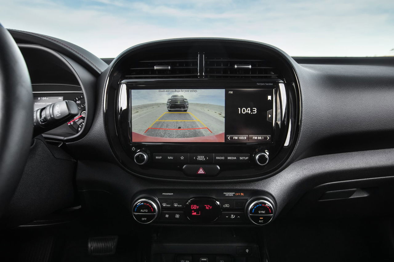 Vista del sistema de infotainment y controles centrales del Kia e-Soul.