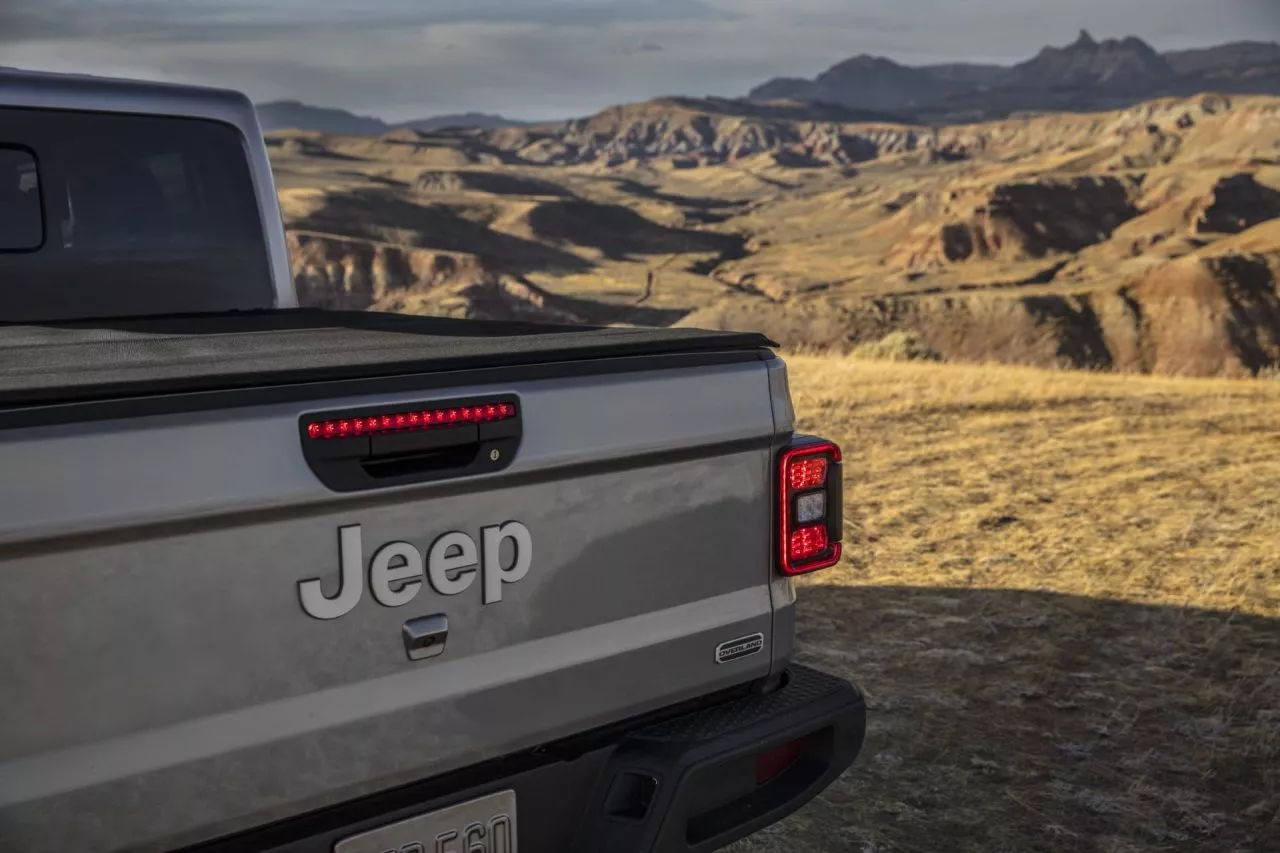 Vista de la zona trasera del Jeep Gladiator, mostrando robustez y diseño utilitario