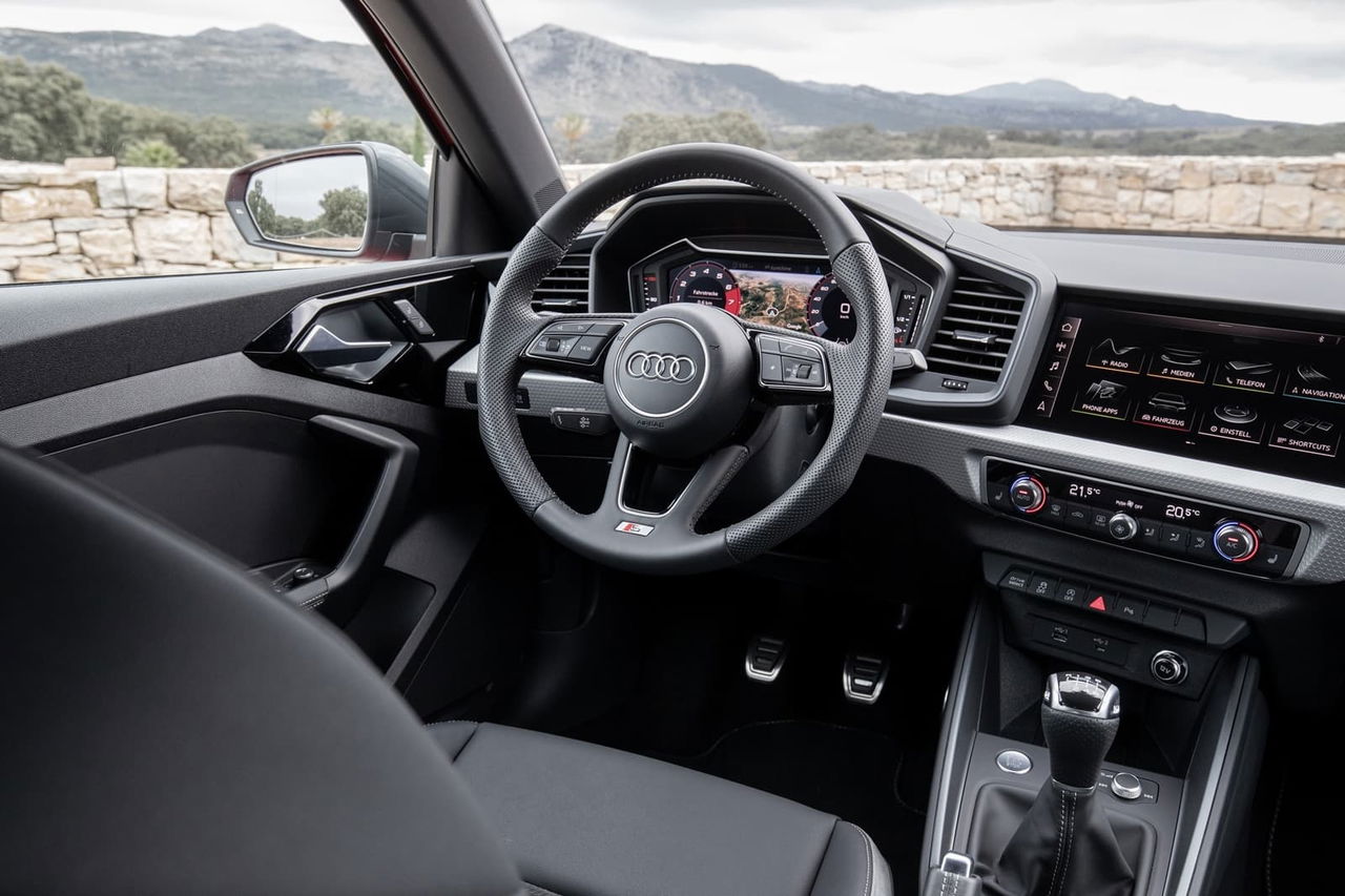 Volante multifunción y panel de instrumentos del Audi A1.