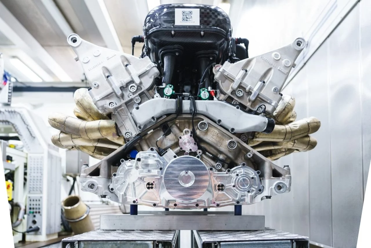 Aston Martin Valkyrie Motor V12 1218 008