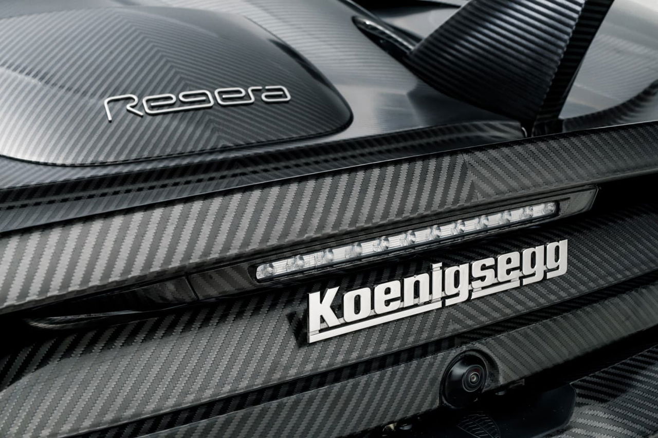 Detalle del motor Koenigsegg Regera con acabados en fibra de carbono.