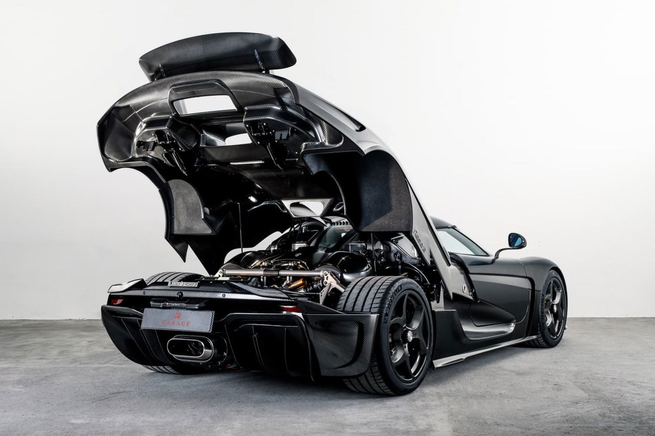 Vista del Koenigsegg Regera con puertas diédricas abiertas.