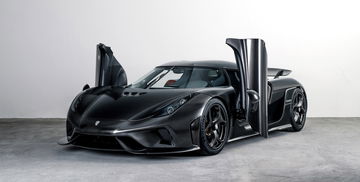 Vista lateral del Koenigsegg Regera con puertas dihedral syncro-helix abiertas.