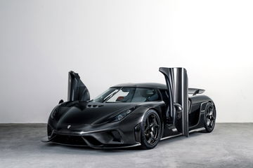 Vista lateral del Koenigsegg Regera con puertas tipo ala de gaviota abiertas