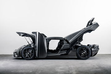 Vista lateral del Koenigsegg Regera con puertas estilo ala de gaviota abiertas.