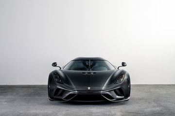 Vista frontal del Koenigsegg Regera destacando su aerodinámica y diseño agresivo.