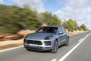 Vista dinámica lateral del Porsche Macan 2019 en carretera