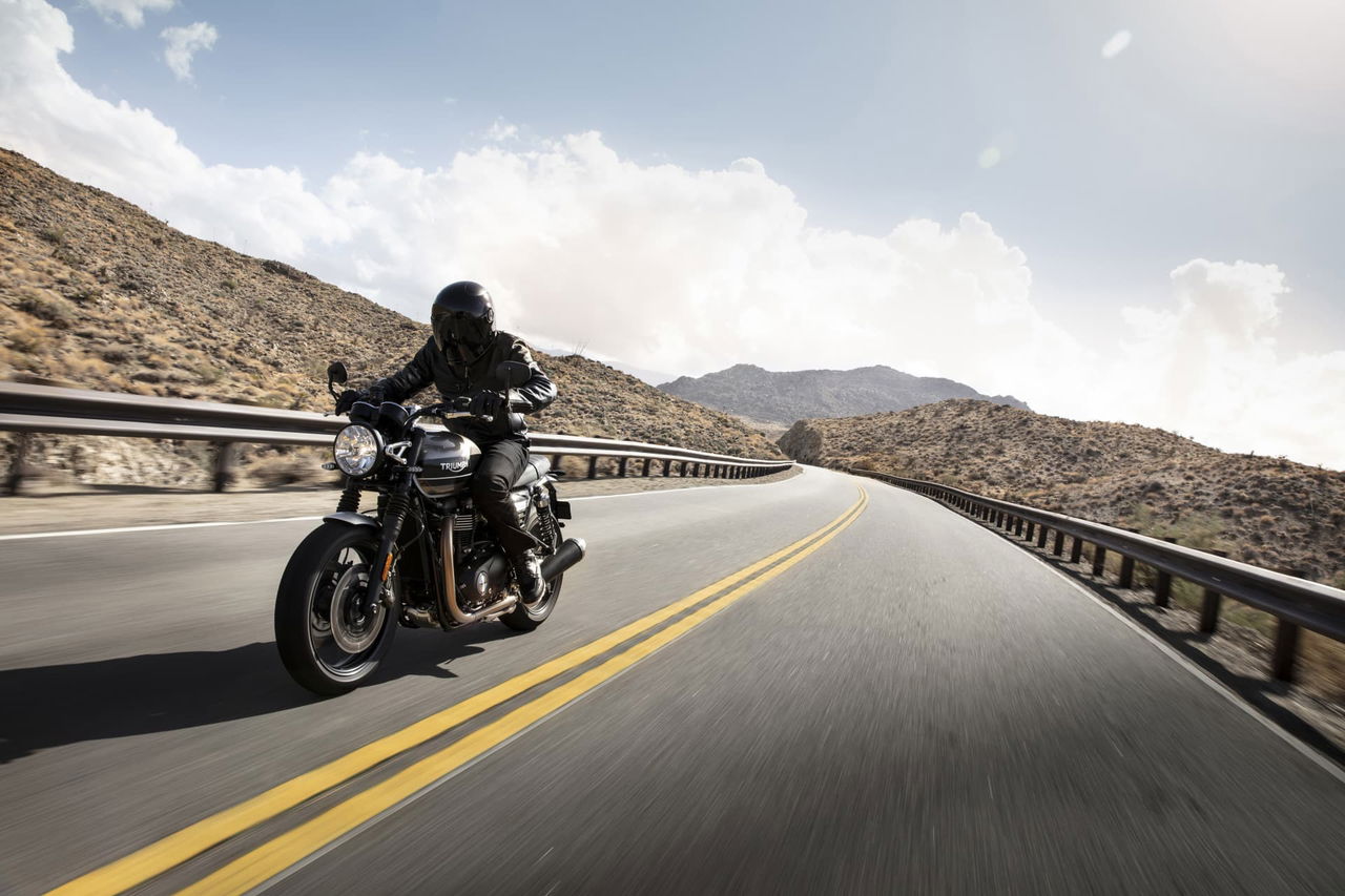 Triumph 2019 Speed Twin Riding 2