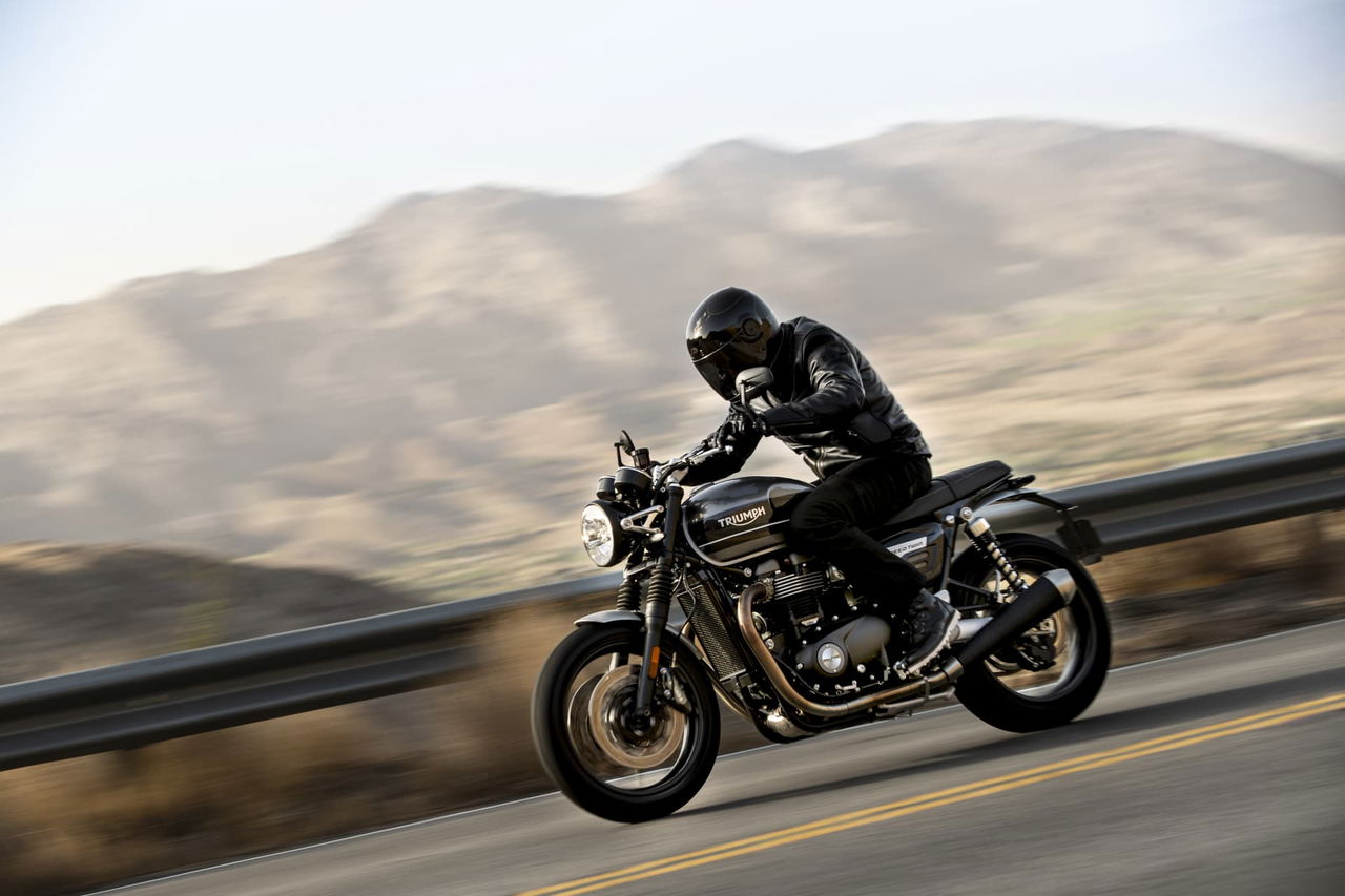 Triumph 2019 Speed Twin Riding 3