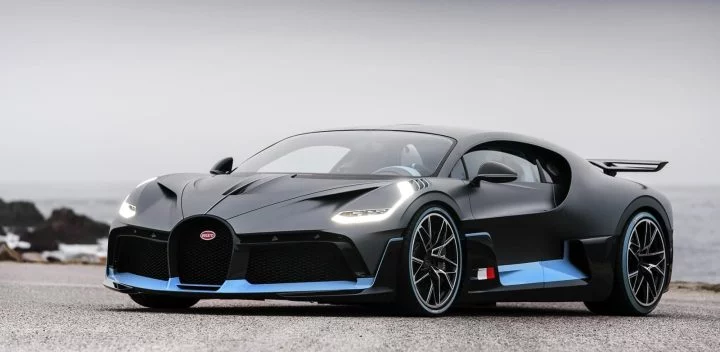 Vista angular del Bugatti Divo resaltando su diseño aerodinámico.
