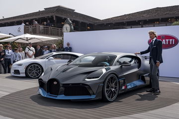 Vista frontal y lateral del Bugatti Divo en una presentación exclusiva.