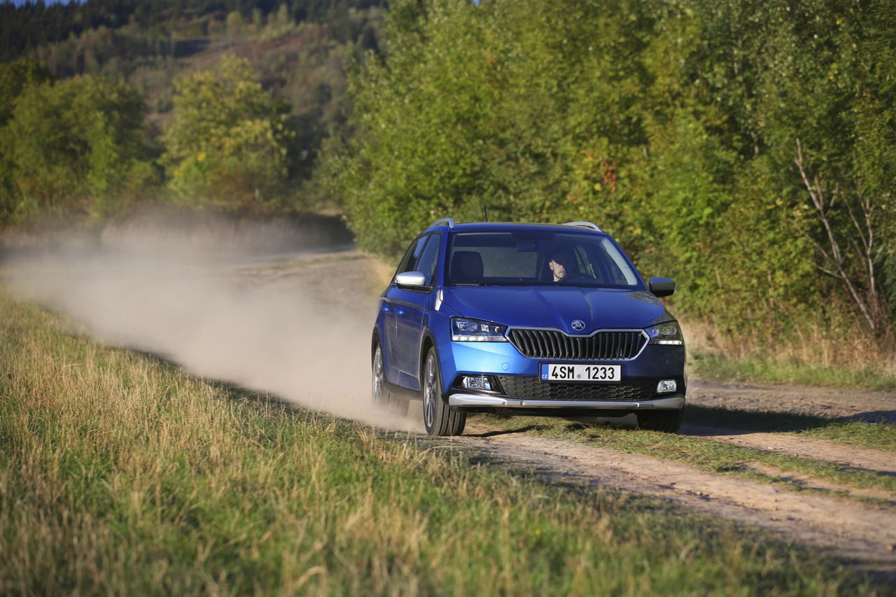 Skoda Fabia Scout Campo Offroad Azu Movimiento