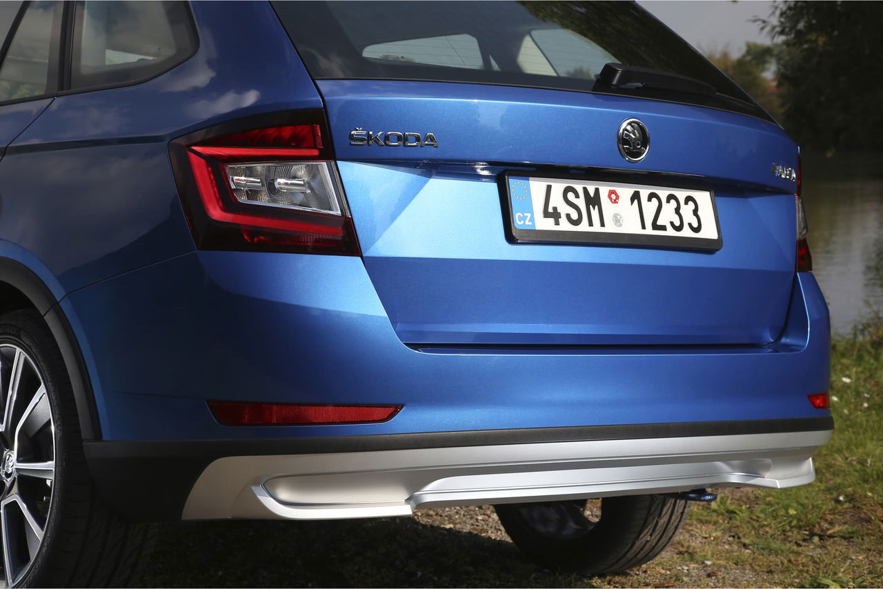 Skoda Fabia Scout Parte Trasera Azul