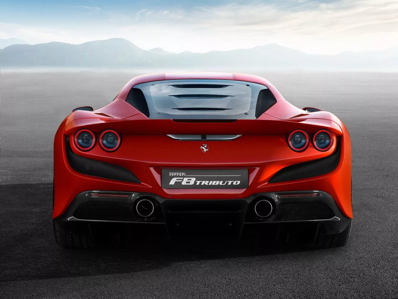 Vista trasera del Ferrari F8 mostrando su diseño aerodinámico y faros.